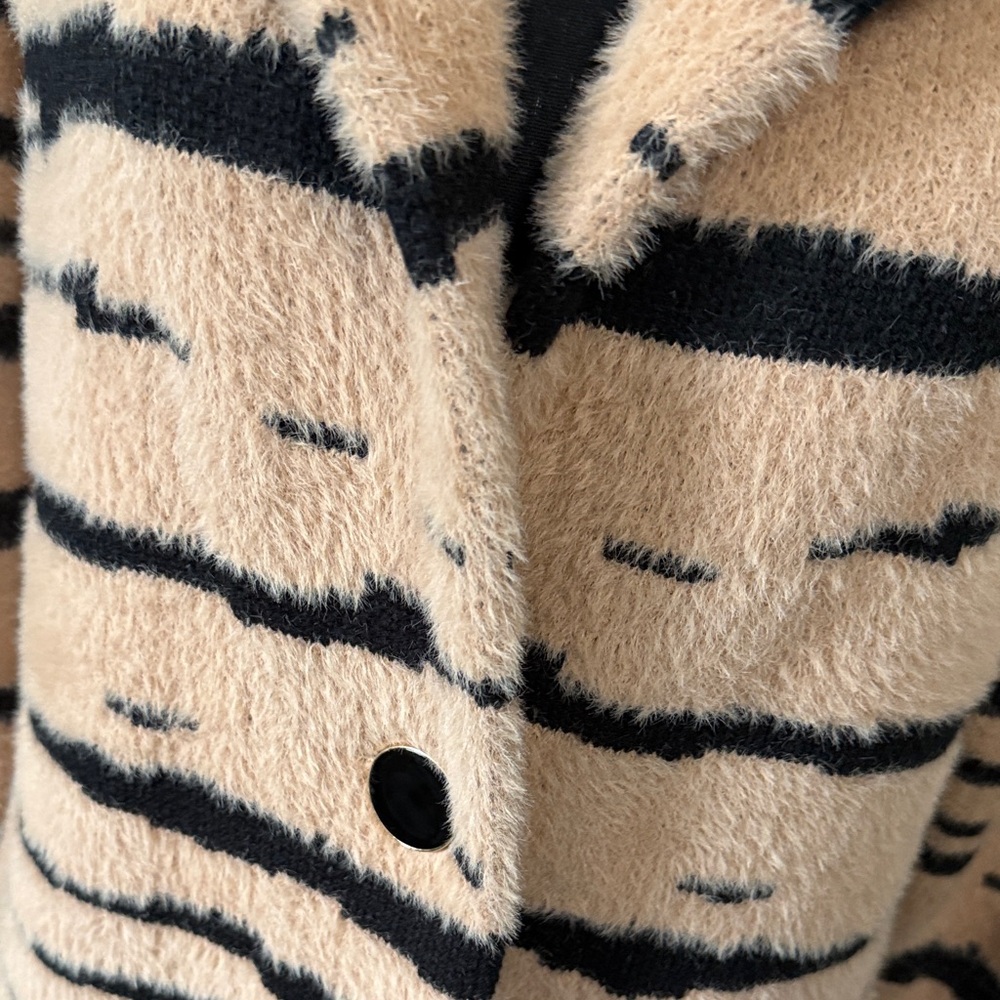 Animal print furry sweater / coat / jacket
Cozy
Furry
Warm - Picture 2 of 6